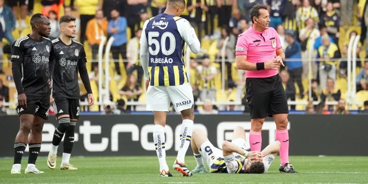 Fenerbahçeli futbolcu İsmail Yüksek’in ayak bileği bağında kopma tespit edildi