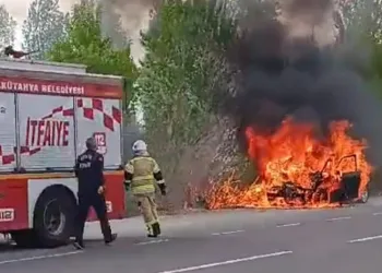 Kütahya’da seyir halindeki otomobil alev alev yandı