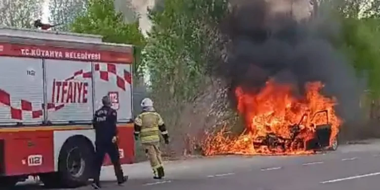 Kütahya’da seyir halindeki otomobil alev alev yandı