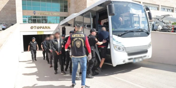 Aranan şahıslara yönelik yapılan çalışmalarda 135 kişi yakalandı