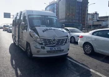 Diyarbakır’da minibüs ile otomobil çarpıştı