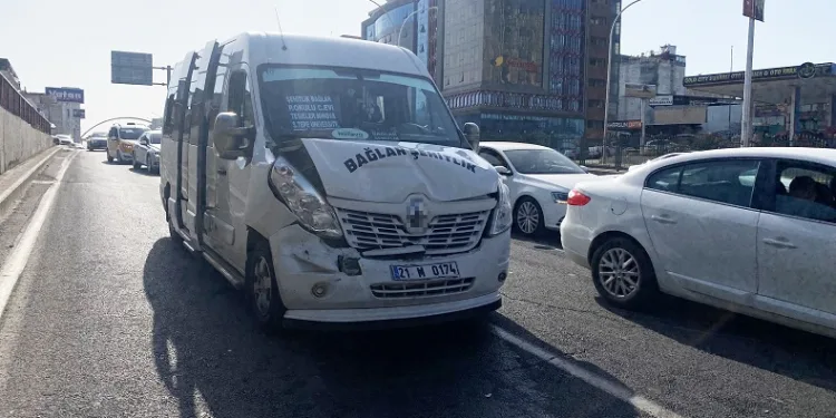 Diyarbakır’da minibüs ile otomobil çarpıştı
