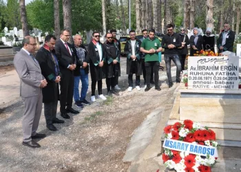 Davalısı tarafından öldürülen avukat mezarı başında anıldı
