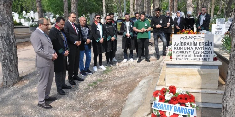 Davalısı tarafından öldürülen avukat mezarı başında anıldı