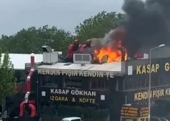 Restoranın çatısından alevler yükseldi, içerideki müşteriler can havliyle dışarı kaçtı