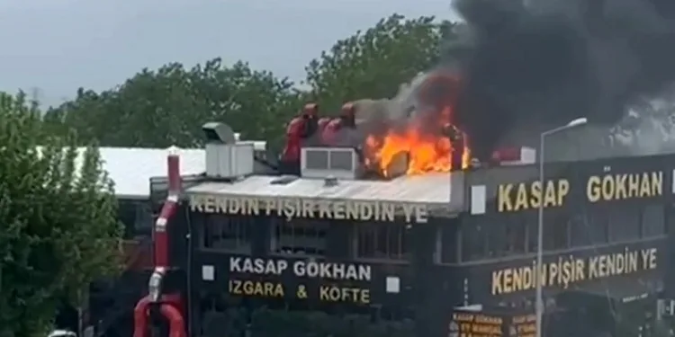 Restoranın çatısından alevler yükseldi, içerideki müşteriler can havliyle dışarı kaçtı