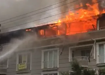 Yalova’da bir binanın çatı katında çıkan yangında 4 daire küle döndü
