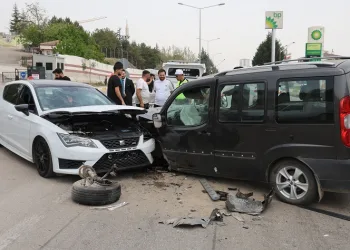 Elazığ’da iki araç kafa kafaya çarpıştı