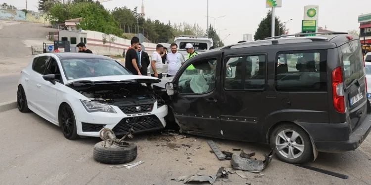 Elazığ’da iki araç kafa kafaya çarpıştı