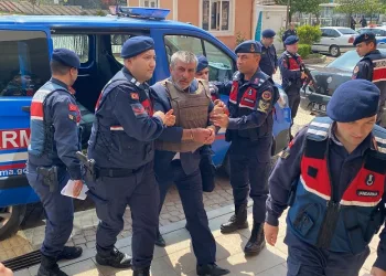 Su faturası için tartıştığı köy muhtarını öldüren şahıs adliyeye sevk edildi