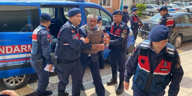 Su faturası için tartıştığı köy muhtarını öldüren şahıs adliyeye sevk edildi
