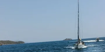 Bodrum’da arızalanan ve sürüklenen tekneyi KIYEM ekipleri kurtardı