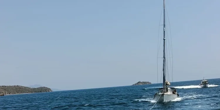Bodrum’da arızalanan ve sürüklenen tekneyi KIYEM ekipleri kurtardı