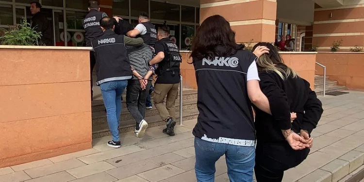Kastamonu'da uyuşturucu ile yakalanan 1'i kadın 3 kişi tutuklandı