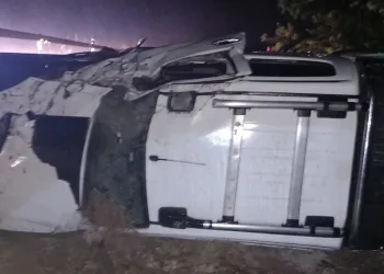 Konya’da bariyere çarpan otomobil takla attı