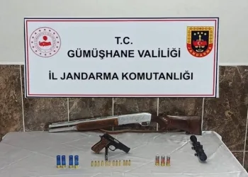 Gümüşhane’de kaçak silah operasyonunda 4 tabanca ve 1 av tüfeği ele geçirildi