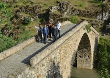 Tarihi Taş Köprü definecilerin hedefi oldu