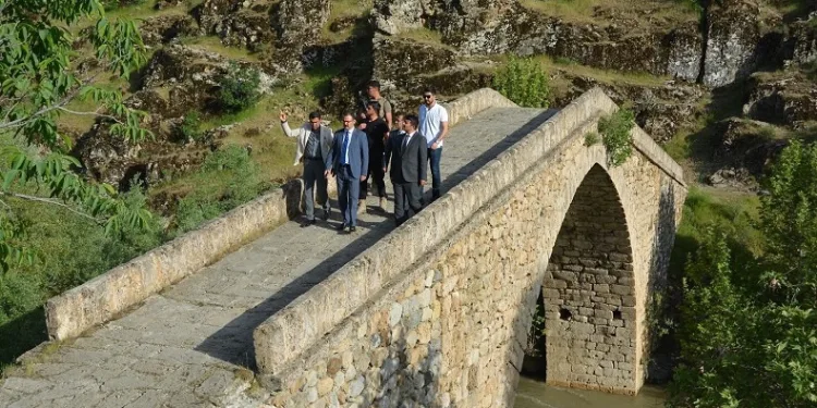 Tarihi Taş Köprü definecilerin hedefi oldu