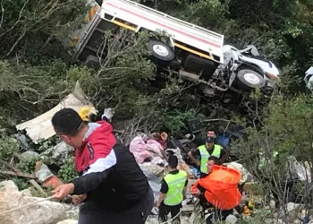 100 metrelik uçuruma yuvarlanan sürücü için ekipler seferber oldu