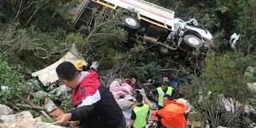 100 metrelik uçuruma yuvarlanan sürücü için ekipler seferber oldu