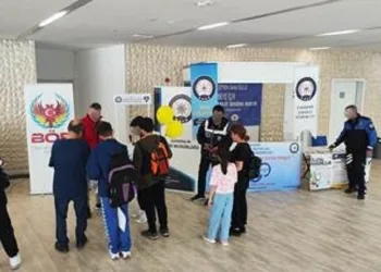 Polis ekipleri kitap fuarında vatandaşları bilgilendiriyor