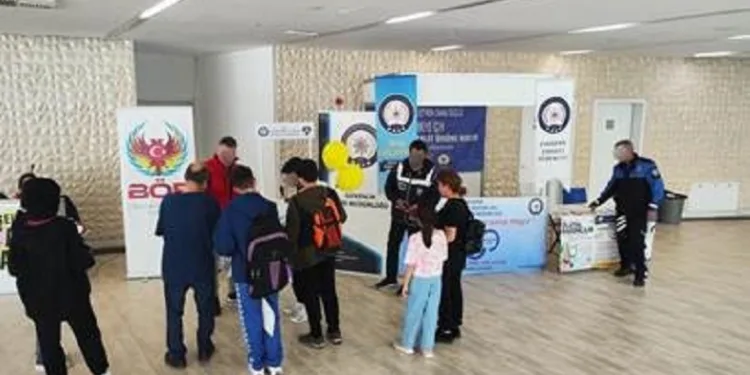 Polis ekipleri kitap fuarında vatandaşları bilgilendiriyor