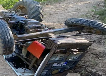 Devrilen traktörün altında hayatını kaybetti