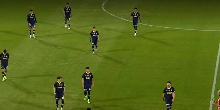 Fenerbahçe sahadan çekildi!
