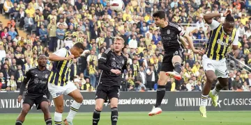 Fenerbahçe pes etmiyor! 10 kişi kalan Kartal’ı devirdi
