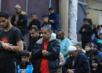 İsrail saldırılarının gölgesinde bayram namazı