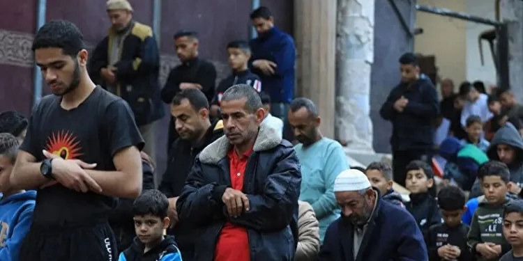 İsrail saldırılarının gölgesinde bayram namazı
