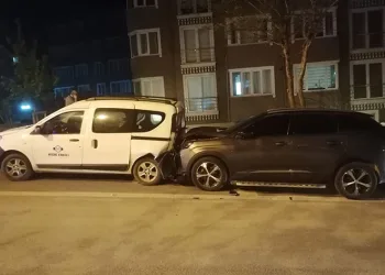 Ehliyetsiz sürücü polisten kaçarken kaza yaptı