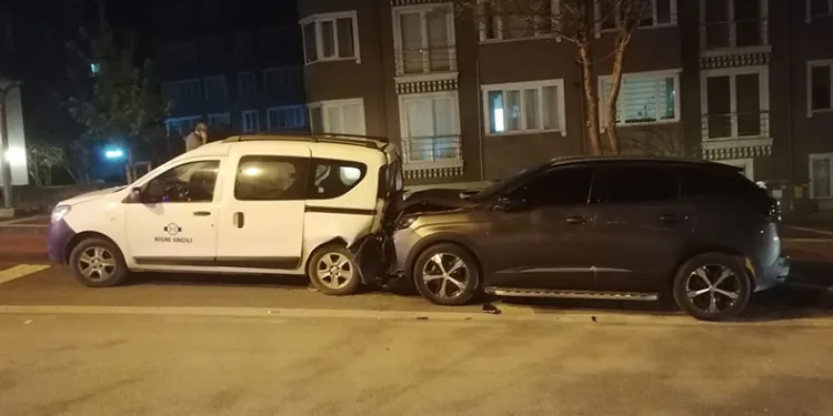 Ehliyetsiz sürücü polisten kaçarken kaza yaptı