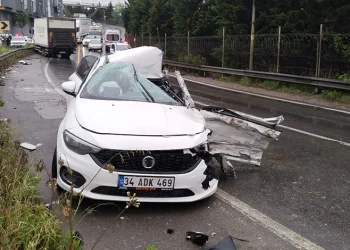 Kamyon ile otomobil çarpıştı: 2 ölü, 4 yaralı