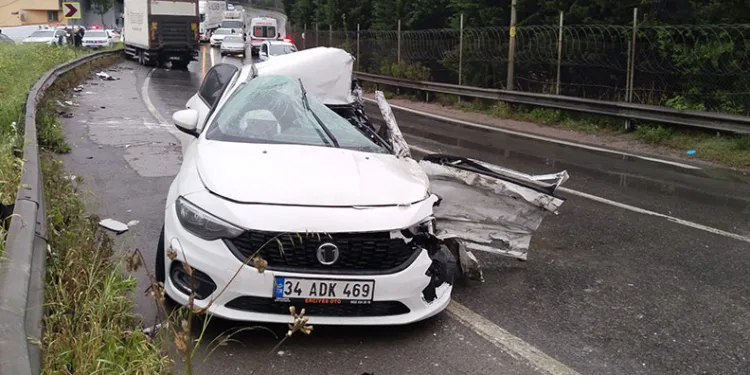 Kamyon ile otomobil çarpıştı: 2 ölü, 4 yaralı