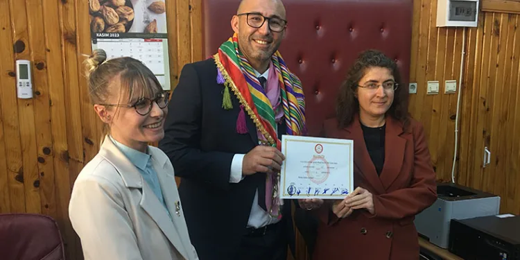 Rozetini çıkardı göreve başladı