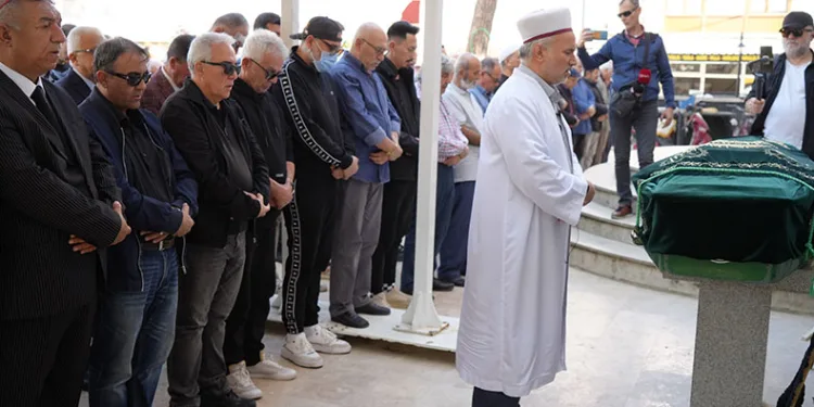 Zafer Algöz babasını da kaybetti