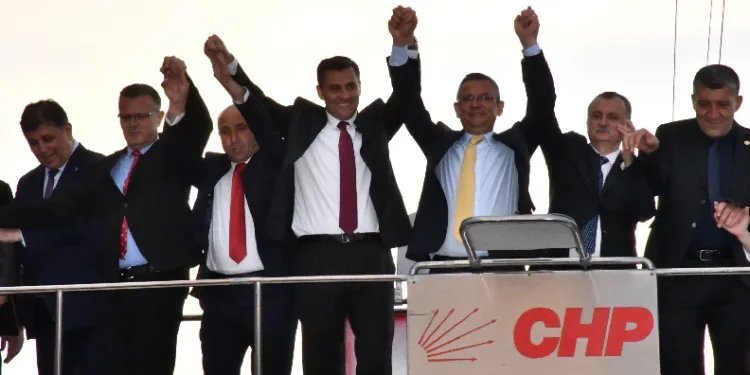 Özgür Özel Manisalılara hitap etti