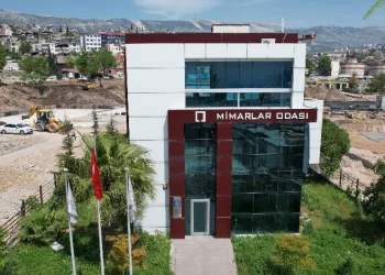 O binanın camı bile kırılmadı