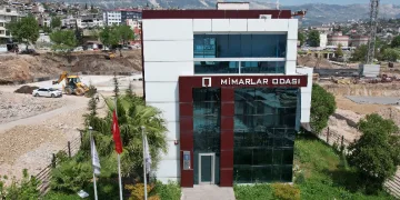 O binanın camı bile kırılmadı
