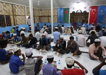 TDV, Bangladeş’te iftar paketi dağıttı
