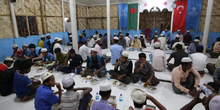 TDV, Bangladeş’te iftar paketi dağıttı