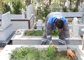 Mezarlıklar bayrama hazırlanıyor