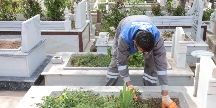 Mezarlıklar bayrama hazırlanıyor