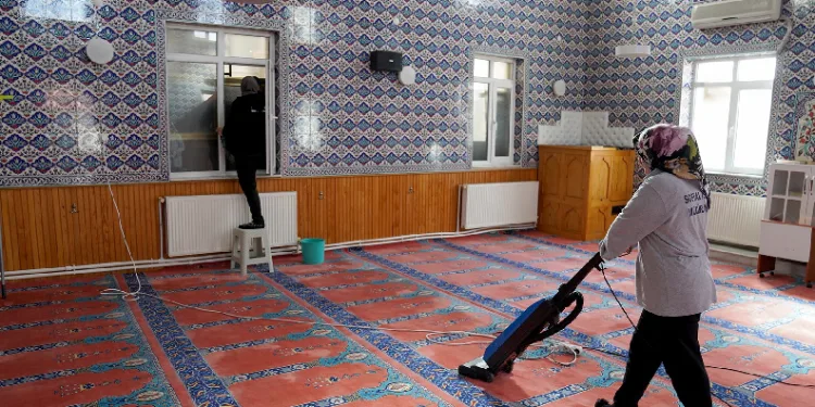 Camilerde Ramazan temizliği