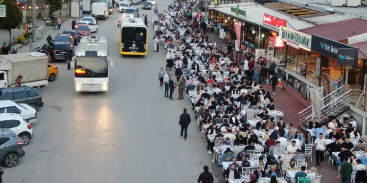 Esnaf ile öğrenciler iftarda buluştu