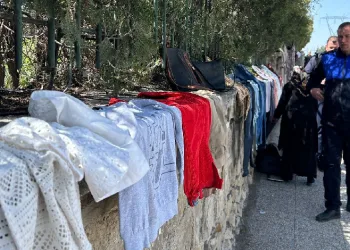 Hastane duvarını pazara çevirenlere zabıta engeli