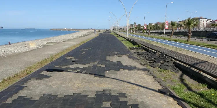 Dalgalardan zarar gören yol onarılıyor