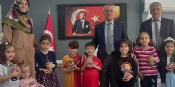 Depremzedeler için harçlık biriktiriyorlar