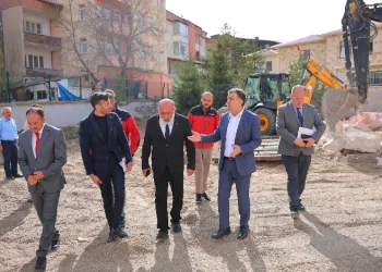 Vali Eldivan, mağazaların proje çalışmalarını inceledi
